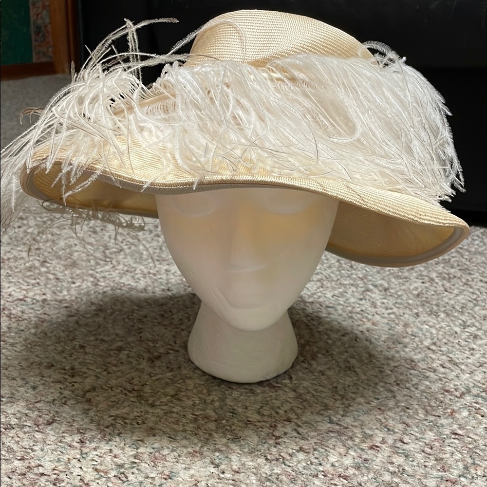 Vintage 40s woven cream Feathered Women's Hat- new condition